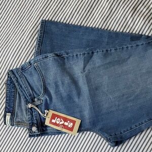 NWT size 16 womens straight leg LEVI's with stretch denim for comfort